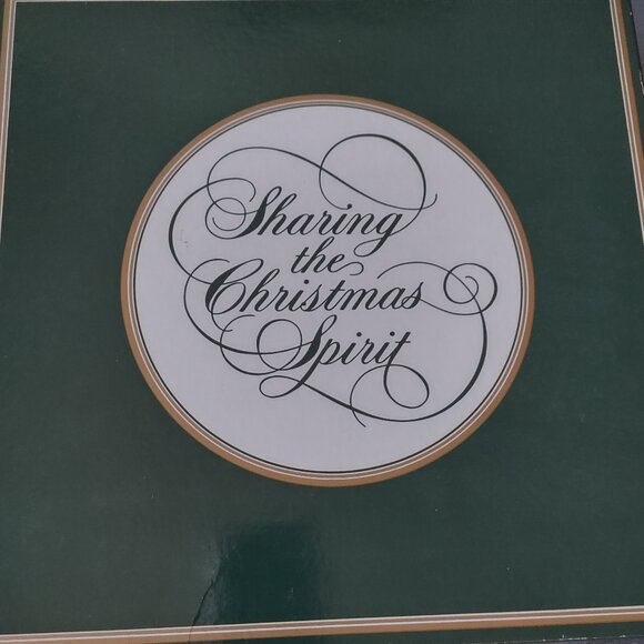**2/$20!Collectible 1981 Christmas plate. Excellent condition, box slightly worn - Picture 3 of 4